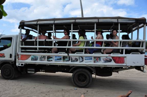 Turistas que vieram em tour deixam a Playa Rincón, perto de La Galera, na península de Samaná, na costa norte da República Dominicana